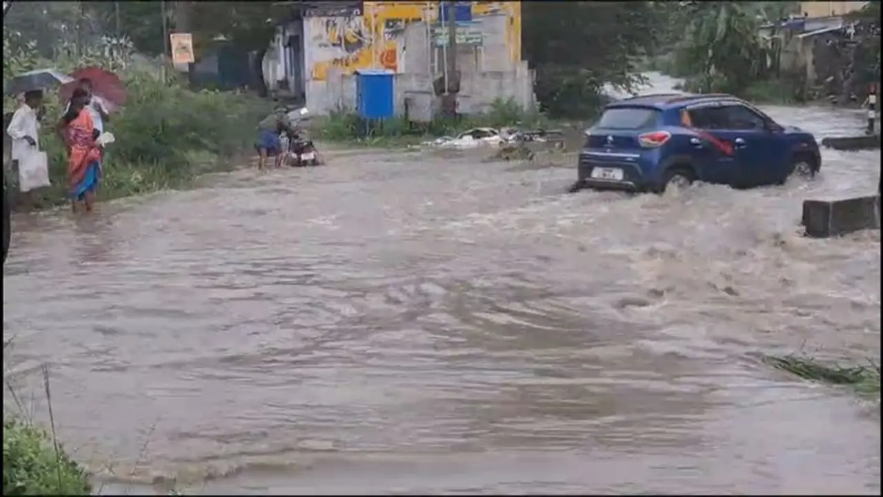 கோவையில் இரவு முழுவதும் வெளுத்து வாங்கிய கனமழை; பல்வேறு பகுதிகளில் போக்குவரத்து சேவை பாதிப்பு