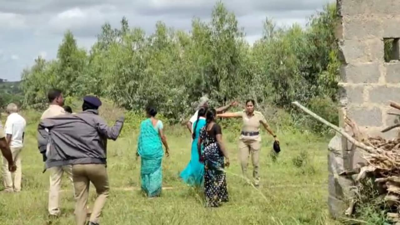 நிலத்தை அளக்க எதிர்ப்பு; அதிகாரிகள் முன்னிலையில் 3 பேர் விசம் குடித்து தற்கொலை முயற்சி ஒருவர் கவலைக்கிடம்