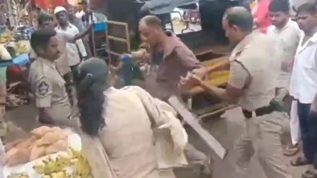 ఆర్మీ జవాన్ పై అమానుషంగా దాడిచేసిన పోలీసులు... డిజిపి సీరియస్ యాక్షన్ ఆర్మీ జవాన్ పై అమానుషంగా దాడిచేసిన పోలీసులు... డిజిపి సీరియస్ యాక్షన్