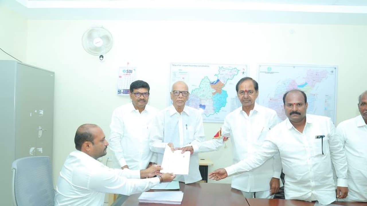 హరీష్ రావు లేకుండానే: గజ్వేల్ లో నామినేషన్ దాఖలు చేసిన కేసీఆర్ హరీష్ రావు లేకుండానే: గజ్వేల్ లో నామినేషన్ దాఖలు చేసిన కేసీఆర్