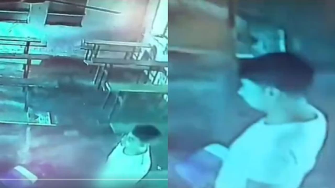 ക്ലാസ് മുറിയില് 15കാരിക്ക് മുന്നില് സ്വകാര്യ ഭാഗം കാണിച്ച് അധ്യാപകന്, കുട്ടിയെ കയറിപ്പിടിച്ച് പീഡനം, കേസ് ക്ലാസ് മുറിയില് 15കാരിക്ക് മുന്നില് സ്വകാര്യ ഭാഗം കാണിച്ച് അധ്യാപകന്, കുട്ടിയെ കയറിപ്പിടിച്ച് പീഡനം, കേസ്