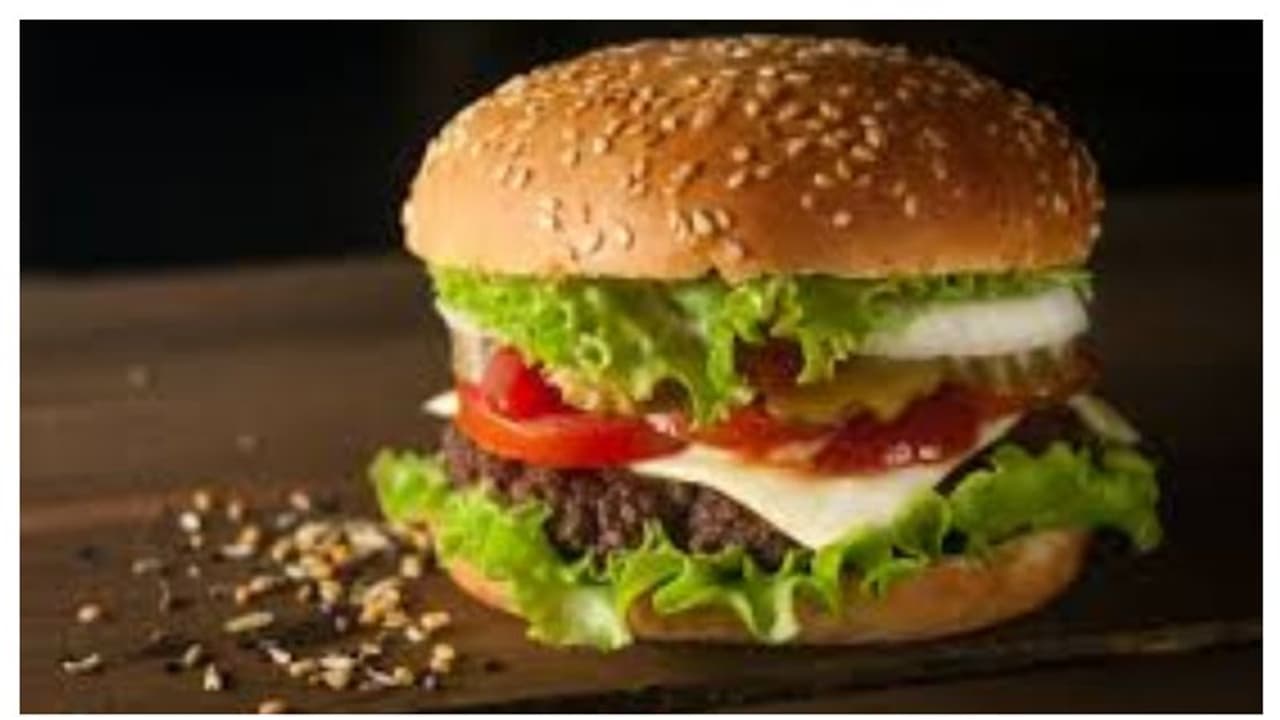 ബർഗർ കഴിച്ചു; 15 പേർ ചികിത്സ തേടി, ഷവർമ കഴിച്ചോ എന്നും പരിശോധന ബർഗർ കഴിച്ചു; 15 പേർ ചികിത്സ തേടി, ഷവർമ കഴിച്ചോ എന്നും പരിശോധന