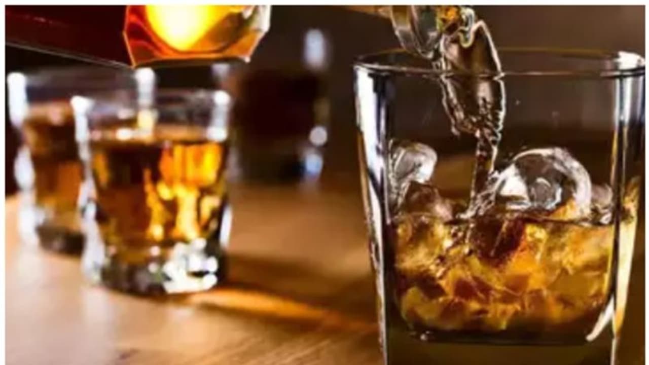 വ്യാജമദ്യ ദുരന്തം: 6 പേർക്ക് ജീവൻ നഷ്ടപ്പെട്ടു; 2 പേർ ഗുരുതരാവസ്ഥയിൽ; അന്വേഷണമാരംഭിച്ച് പൊലീസ് വ്യാജമദ്യ ദുരന്തം: 6 പേർക്ക് ജീവൻ നഷ്ടപ്പെട്ടു; 2 പേർ ഗുരുതരാവസ്ഥയിൽ; അന്വേഷണമാരംഭിച്ച് പൊലീസ്