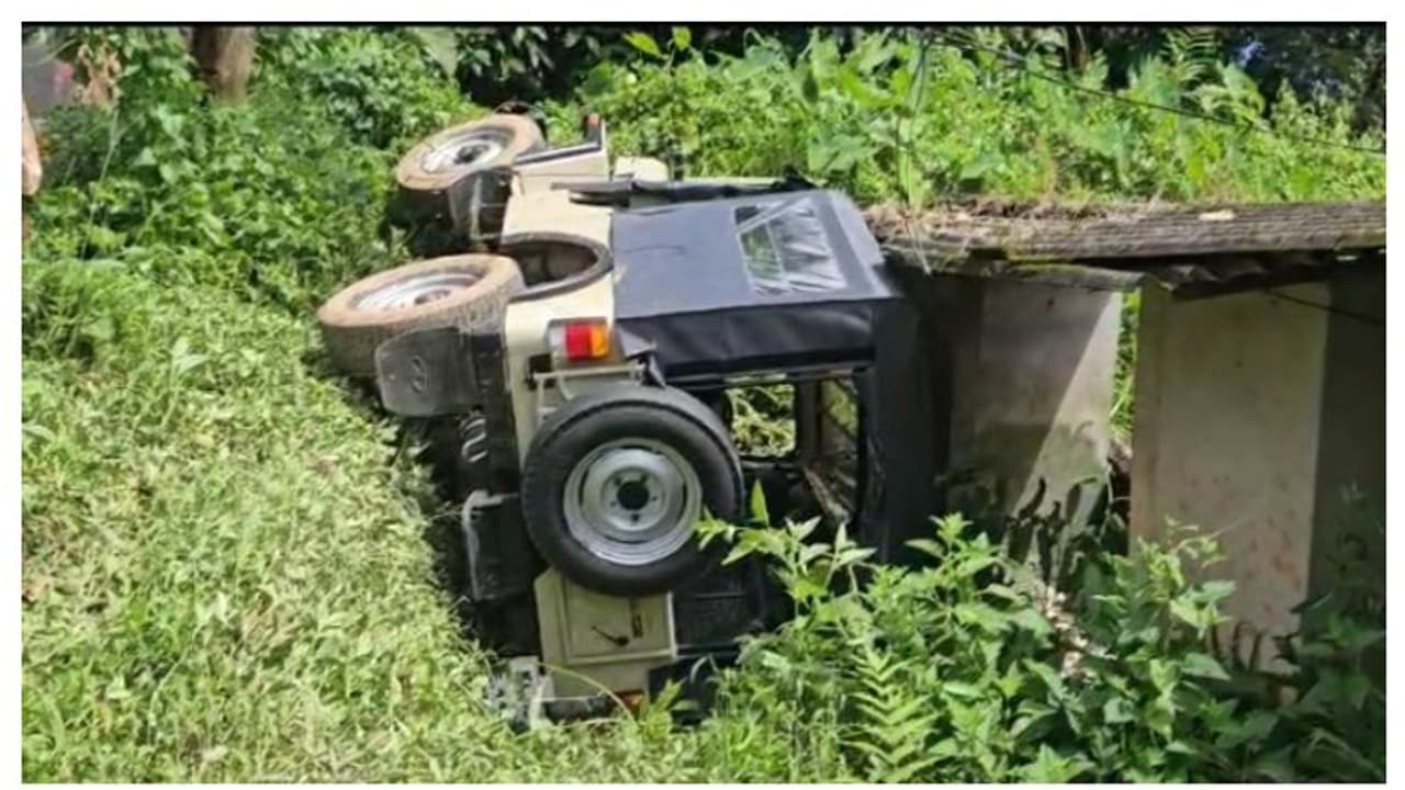 ഇടുക്കിയില് ഓടയില് വീണ ജീപ്പ് നിയന്ത്രണം വിട്ട് എതിർവശത്തെ കൊക്കയില് പതിച്ചു, മൂന്ന് പേര്ക്ക് പരിക്ക് ഇടുക്കിയില് ഓടയില് വീണ ജീപ്പ് നിയന്ത്രണം വിട്ട് എതിർവശത്തെ കൊക്കയില് പതിച്ചു, മൂന്ന് പേര്ക്ക് പരിക്ക്