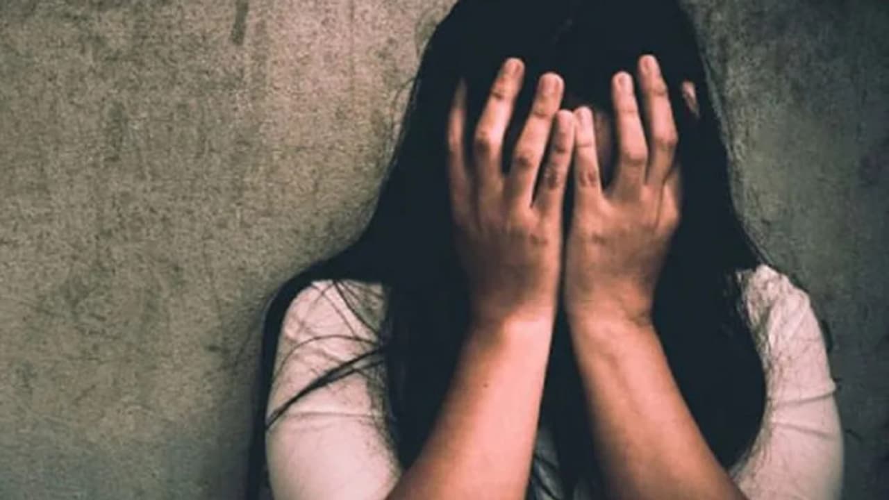 Bihar SHOCKER! Nurse cuts off doctor's private part with blade to escape gangrape attempt Bihar SHOCKER! Nurse cuts off doctor's private part with blade to escape gangrape attempt