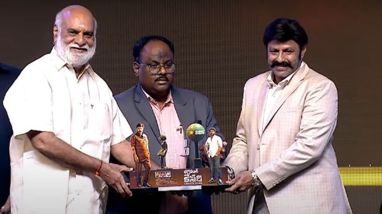 పచ్చ జెండా హిందూపురం తోపాటు ఆంధ్ర మొత్తం ఎగురుతుంది.. భగవంత్ కేసరి సక్సెస్ మీట్ లో రాఘవేంద్ర రావు పచ్చ జెండా హిందూపురం తోపాటు ఆంధ్ర మొత్తం ఎగురుతుంది.. భగవంత్ కేసరి సక్సెస్ మీట్ లో రాఘవేంద్ర రావు