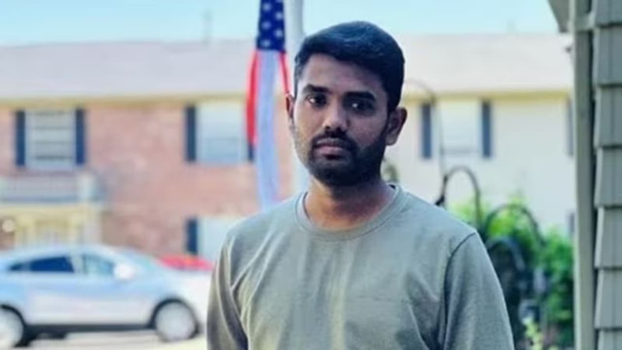 'ഒരുപാട് കഷ്ടപ്പെട്ടു, നല്ല ജോലി കിട്ടാൻ അയച്ചതാ': ഹൃദയം തകർന്ന് അമേരിക്കയിൽ കൊല്ലപ്പെട്ട വരുണിന്റെ കുടുംബം 'ഒരുപാട് കഷ്ടപ്പെട്ടു, നല്ല ജോലി കിട്ടാൻ അയച്ചതാ': ഹൃദയം തകർന്ന് അമേരിക്കയിൽ കൊല്ലപ്പെട്ട വരുണിന്റെ കുടുംബം