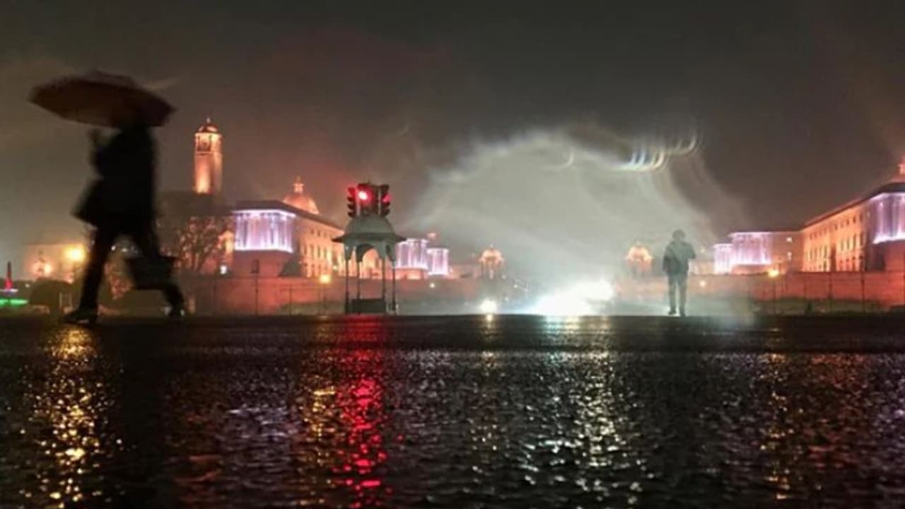 டெல்லி காற்று மாசு.. நான் இருக்கேன்.. காப்பாற்ற களமிறங்கிய இயற்கை பல பகுதிகளில் பெய்த மிதமான மழை! டெல்லி காற்று மாசு.. நான் இருக்கேன்.. காப்பாற்ற களமிறங்கிய இயற்கை பல பகுதிகளில் பெய்த மிதமான மழை!