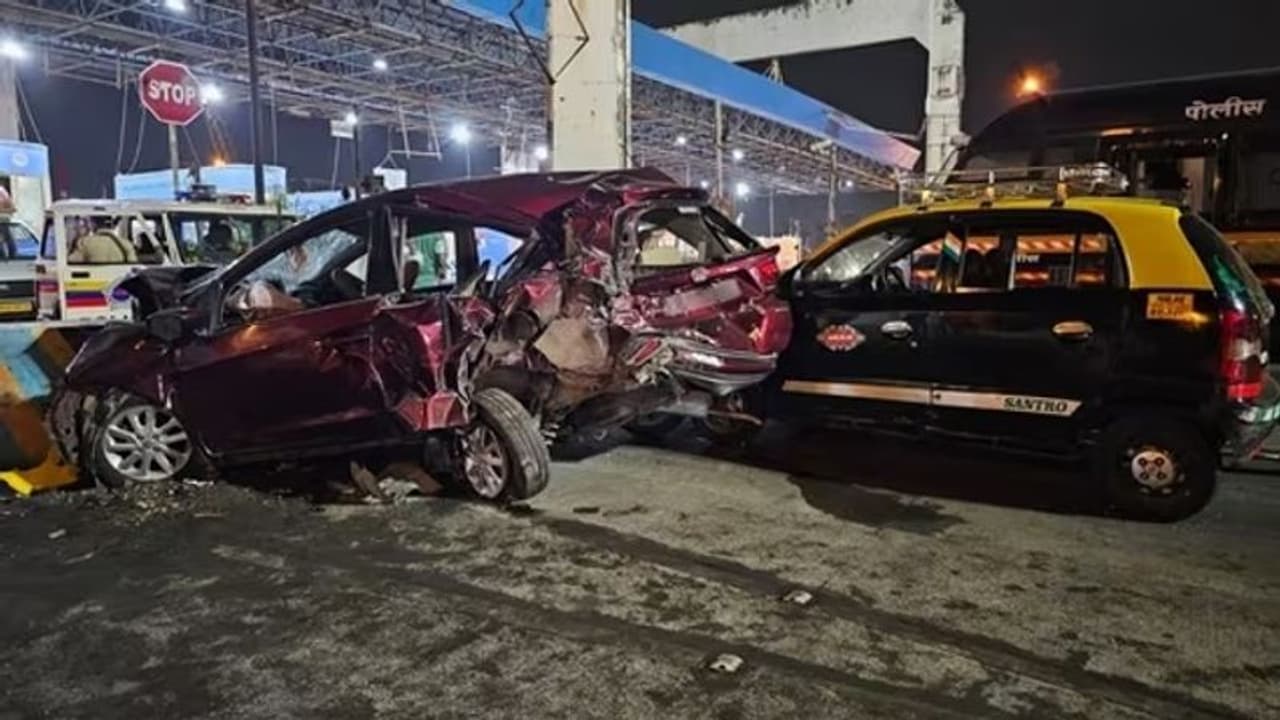 3 dead, 6 injured in dramatic multi vehicle crash in Mumbai's Bandra Worli Sea Link (WATCH) 3 dead, 6 injured in dramatic multi vehicle crash in Mumbai's Bandra Worli Sea Link (WATCH)