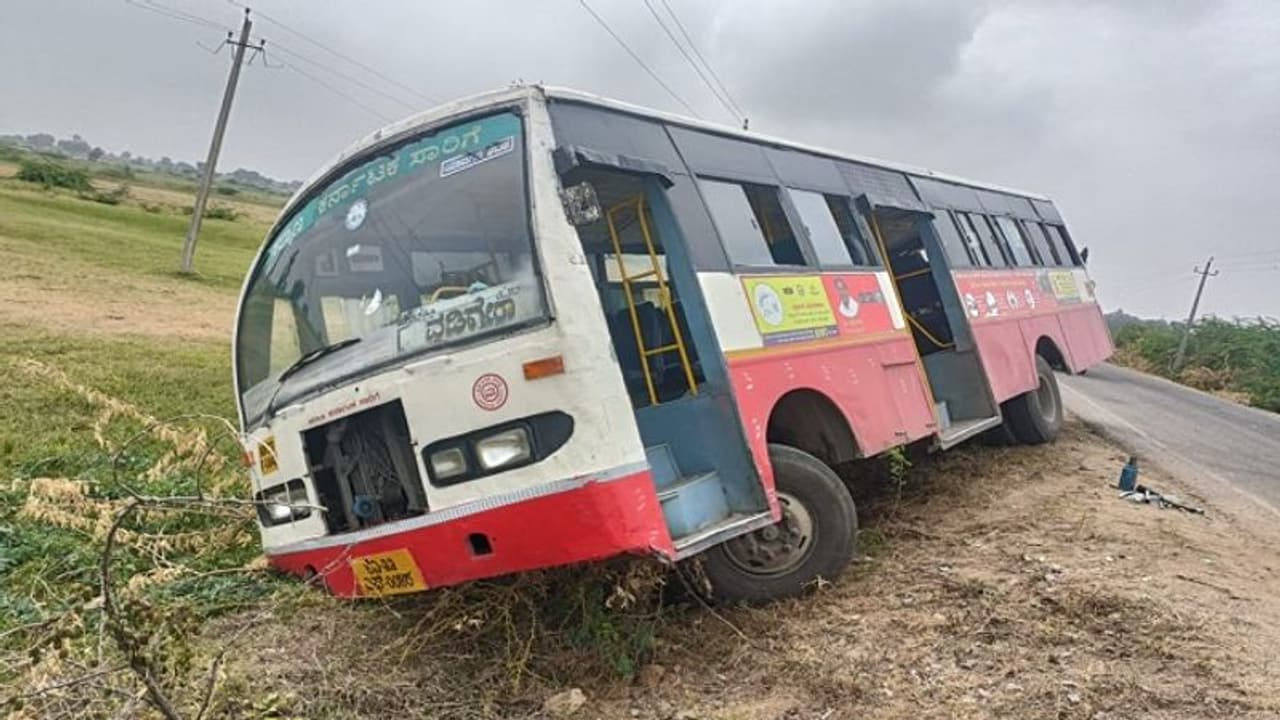 ಯಾದಗಿರಿ: ಸ್ಟೀಯರಿಂಗ್ ಕಿತ್ತು ಹಳ್ಳಕ್ಕೆ ಬಿದ್ದ ಸಾರಿಗೆ ಸಂಸ್ಥೆ ಬಸ್, ತಪ್ಪಿದ ಭಾರೀ ದುರಂತ ಯಾದಗಿರಿ: ಸ್ಟೀಯರಿಂಗ್ ಕಿತ್ತು ಹಳ್ಳಕ್ಕೆ ಬಿದ್ದ ಸಾರಿಗೆ ಸಂಸ್ಥೆ ಬಸ್, ತಪ್ಪಿದ ಭಾರೀ ದುರಂತ