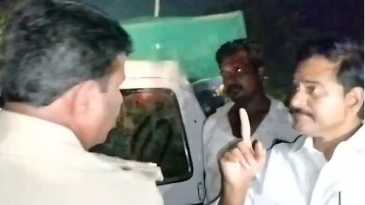 లారీని ఢీకొట్టిన మంత్రి జోగి రమేష్ ఎస్కార్ట్ వాహనం... ఘటనాస్థలికి చేరుకున్న దేవినేని ఉమ లారీని ఢీకొట్టిన మంత్రి జోగి రమేష్ ఎస్కార్ట్ వాహనం... ఘటనాస్థలికి చేరుకున్న దేవినేని ఉమ