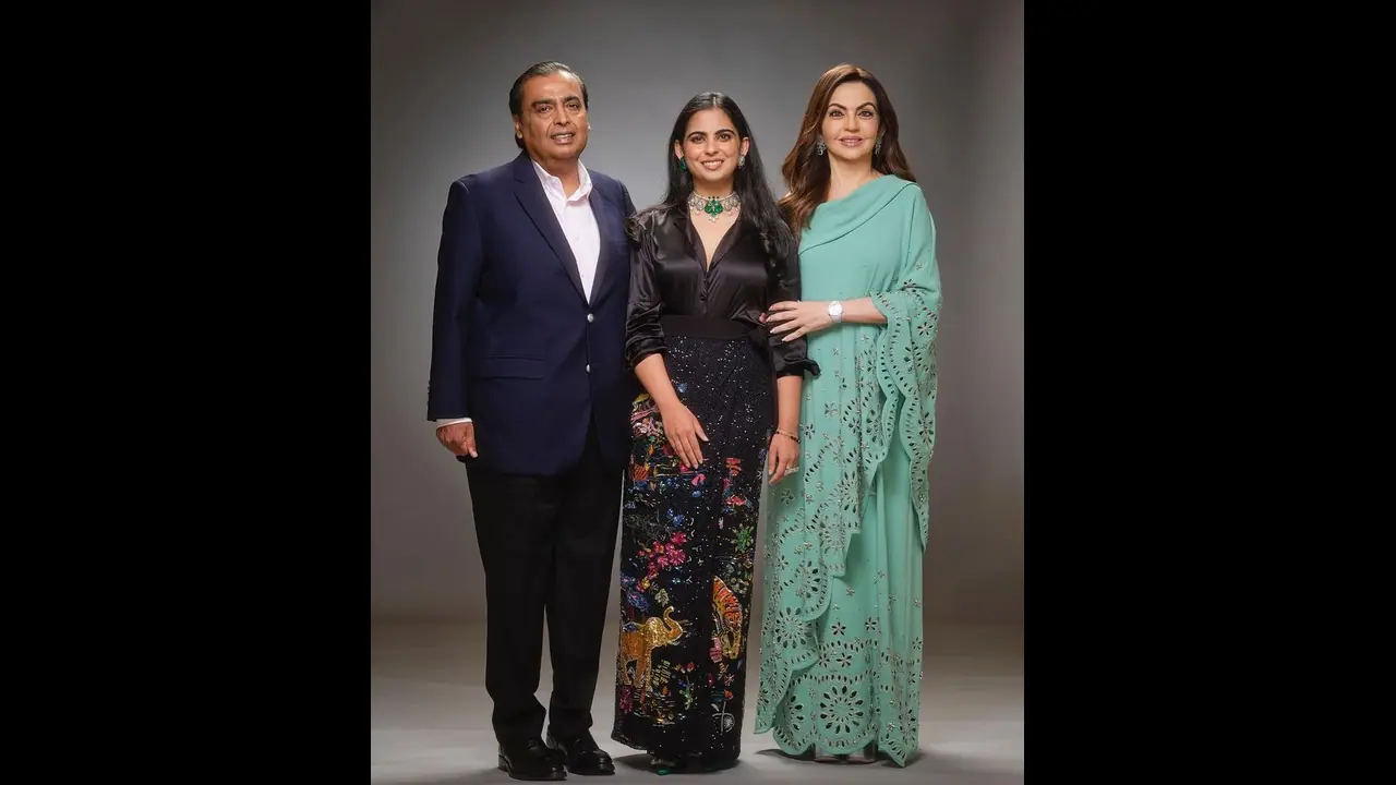 ತನ್ನ 8ಲಕ್ಷ ಕೋಟಿ ರೂ ಮೌಲ್ಯದ ಕಂಪೆನಿಯಿಂದ ಬೃಹತ್ ಕ್ರಿಸ್ಮಸ್ ಉಡುಗೊರೆ ಸ್ವೀಕರಿಸಲು ರೆಡಿಯಾದ ಇಶಾ ಅಂಬಾನಿ ತನ್ನ 8ಲಕ್ಷ ಕೋಟಿ ರೂ ಮೌಲ್ಯದ ಕಂಪೆನಿಯಿಂದ ಬೃಹತ್ ಕ್ರಿಸ್ಮಸ್ ಉಡುಗೊರೆ ಸ್ವೀಕರಿಸಲು ರೆಡಿಯಾದ ಇಶಾ ಅಂಬಾನಿ