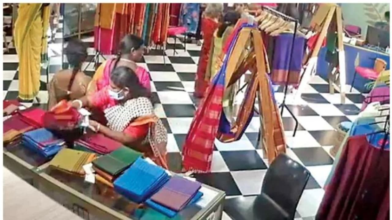 പൊലീസ് സ്റ്റേഷനിലേക്ക് കൊറിയറില് എത്തിയത് രണ്ട് ലക്ഷം രൂപയുടെ സാരികള്; സര്പ്രൈസ് പൊളിച്ച് ഒരു ഫോണ് കോളും പൊലീസ് സ്റ്റേഷനിലേക്ക് കൊറിയറില് എത്തിയത് രണ്ട് ലക്ഷം രൂപയുടെ സാരികള്; സര്പ്രൈസ് പൊളിച്ച് ഒരു ഫോണ് കോളും