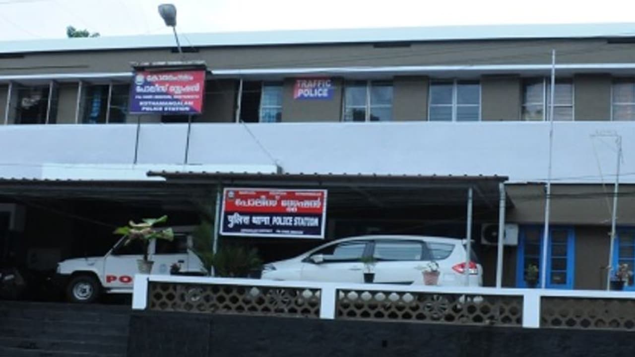 പൊലീസ് സ്റ്റേഷനില്‍ ബോംബ് വെച്ചിട്ടുണ്ടെന്ന് വ്യാജ ഭീഷണി; ഫോണ്‍ സന്ദേശം അയച്ചയാള്‍ പിടിയില്‍