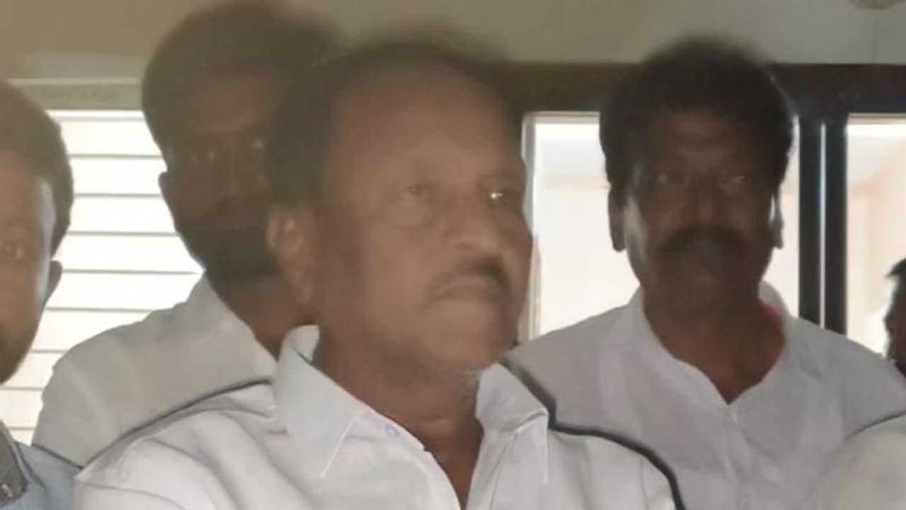 కాంగ్రెస్ కు సంభాని చంద్రశేఖర్ కు షాక్: రాజీనామా, బీఆర్ఎస్లోకి మాజీ మంత్రి కాంగ్రెస్ కు సంభాని చంద్రశేఖర్ కు షాక్: రాజీనామా, బీఆర్ఎస్లోకి మాజీ మంత్రి