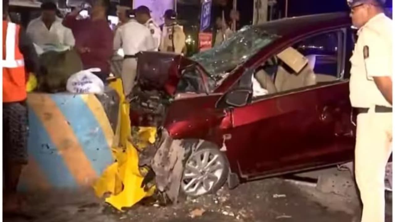 കാറുമായി കൂട്ടിയിടിച്ച ഇന്നോവ രക്ഷപെടാനായി നിരവധി വാഹനങ്ങളെ ഇടിച്ചുതെറിപ്പിച്ചു; 3 മരണം, 12 പേര്ക്ക് പരിക്ക് കാറുമായി കൂട്ടിയിടിച്ച ഇന്നോവ രക്ഷപെടാനായി നിരവധി വാഹനങ്ങളെ ഇടിച്ചുതെറിപ്പിച്ചു; 3 മരണം, 12 പേര്ക്ക് പരിക്ക്