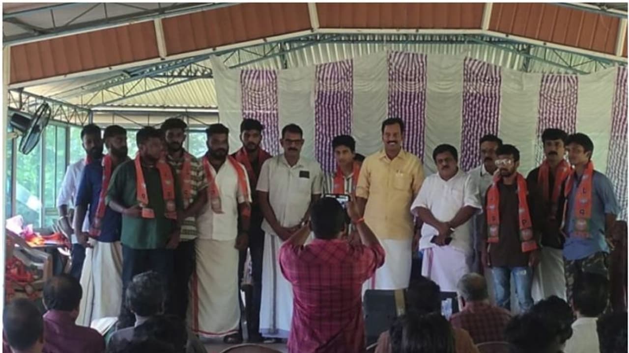 ഗുണ്ടാ നേതാവിനും സംഘത്തിനും ബിജെപിയില് അംഗത്വം, വിവാദം; മണിക്കൂറുകൾക്കകം നിലപാട് തിരുത്തി തടിയൂരി ഗുണ്ടാ നേതാവിനും സംഘത്തിനും ബിജെപിയില് അംഗത്വം, വിവാദം; മണിക്കൂറുകൾക്കകം നിലപാട് തിരുത്തി തടിയൂരി