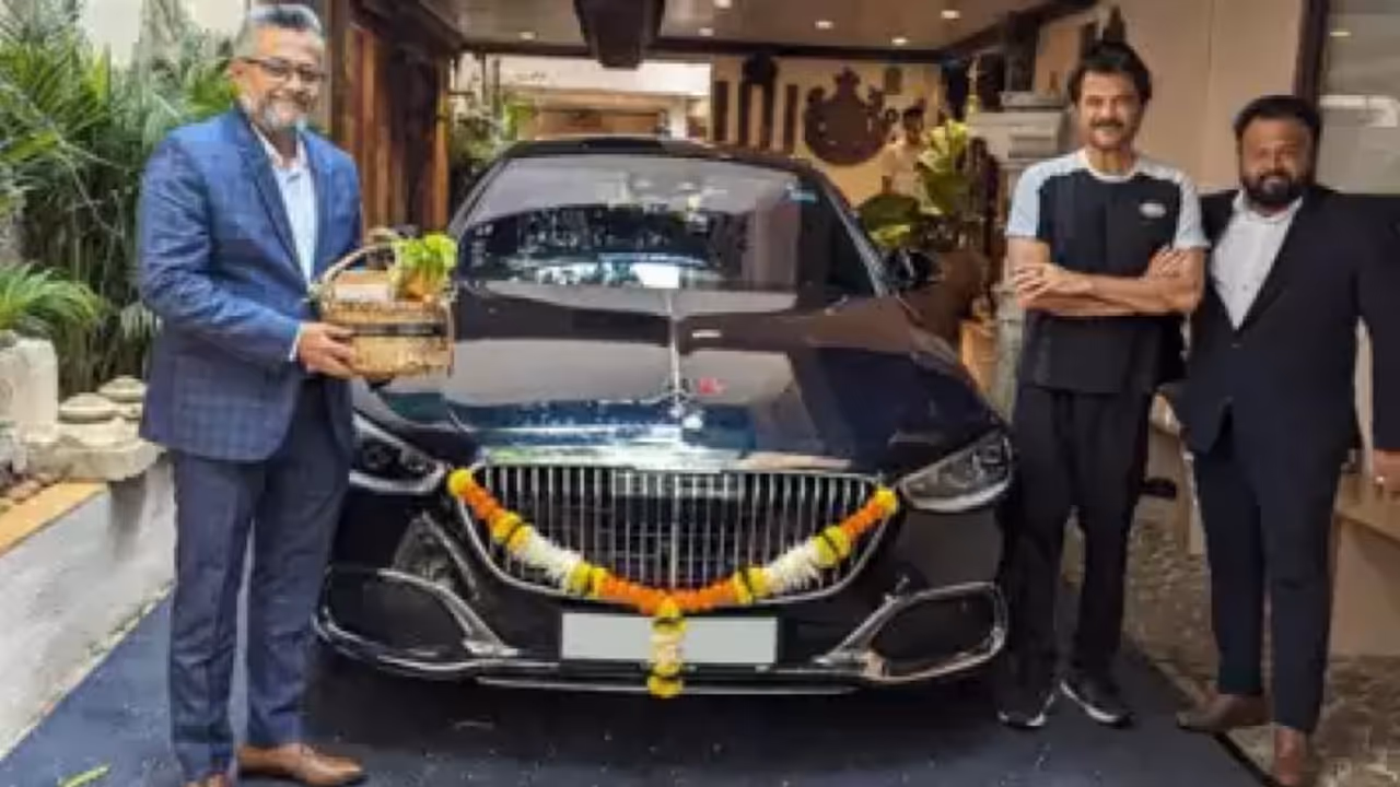 കളർ മരതകപ്പച്ച, കോടികളുടെ കാർ വീണ്ടും സ്വന്തമാക്കി ബോളീവുഡിലെ മിസ്റ്റർ ഇന്ത്യ! കളർ മരതകപ്പച്ച, കോടികളുടെ കാർ വീണ്ടും സ്വന്തമാക്കി ബോളീവുഡിലെ മിസ്റ്റർ ഇന്ത്യ!