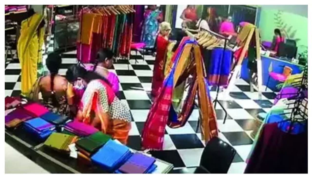 ടെക്സ്റ്റൈൽസിലേക്ക് സ്ത്രീ സംഘം, അടിച്ചുമാറ്റിയത് 2 ലക്ഷത്തിന്റെ പട്ടുസാരികൾ; പൊലീസിന് അപ്രതീക്ഷിത പാഴ്സല്‍!