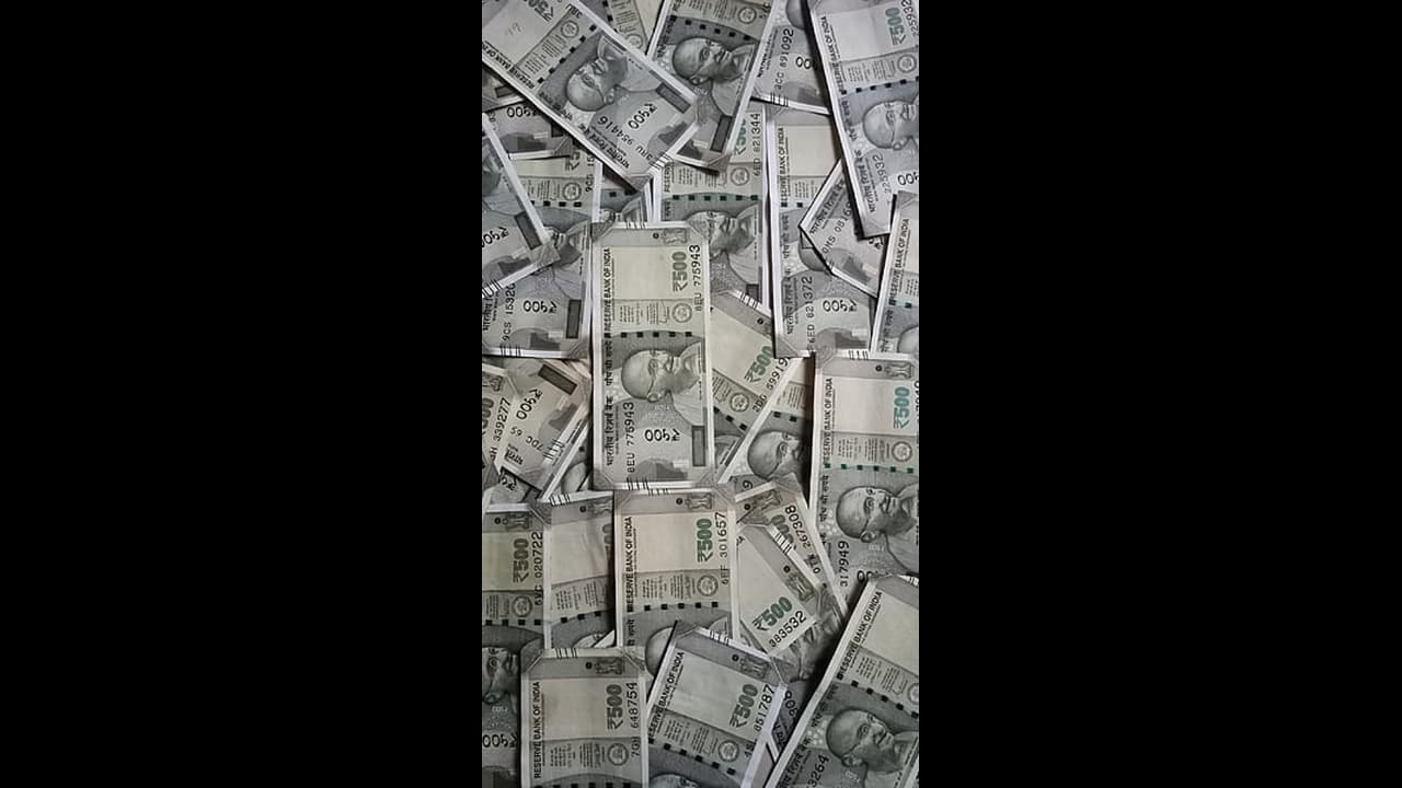 Karimnagar: నగదు కరువై ఆస్తి పత్రాలు పట్టుకుని తిరుగుతున్న అభ్యర్థులు.. కాసుల్లేకుండా క్యాంపెయిన్ కష్టమేగా!