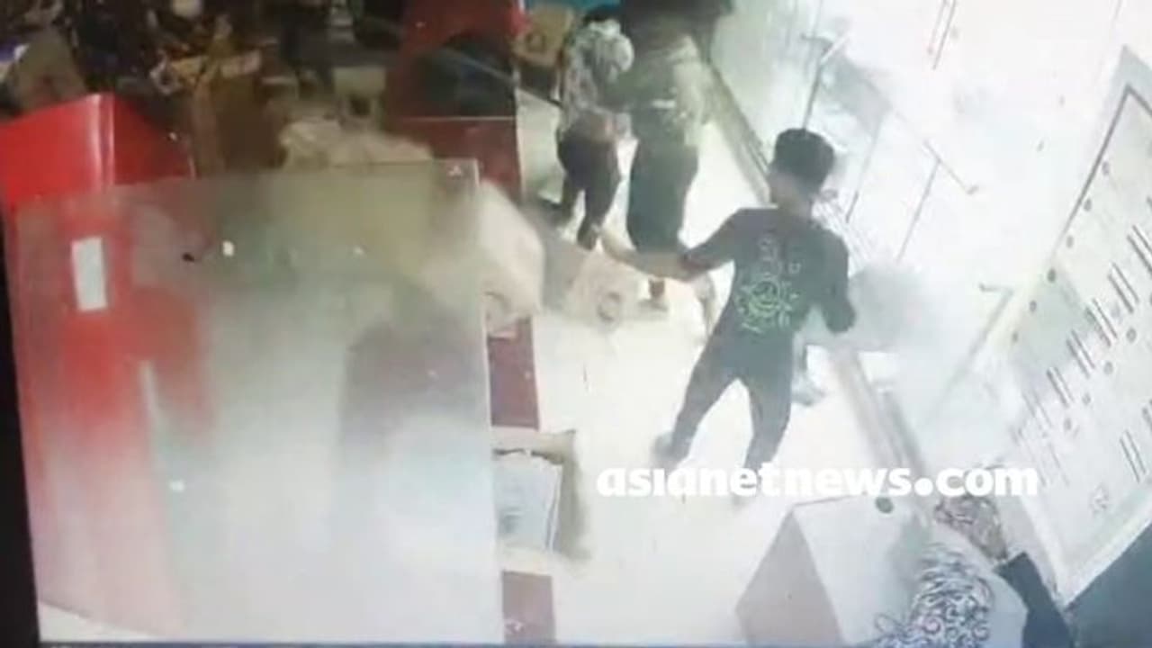 കാറ്റ് ആഞ്ഞുവീശി; കൊച്ചിയിൽ ബെവ്കോ ഔട്ട്ലെറ്റിൽ 1000ത്തോളം മദ്യക്കുപ്പികൾ വീണുടഞ്ഞു, വലിയ നഷ്ടം കാറ്റ് ആഞ്ഞുവീശി; കൊച്ചിയിൽ ബെവ്കോ ഔട്ട്ലെറ്റിൽ 1000ത്തോളം മദ്യക്കുപ്പികൾ വീണുടഞ്ഞു, വലിയ നഷ്ടം