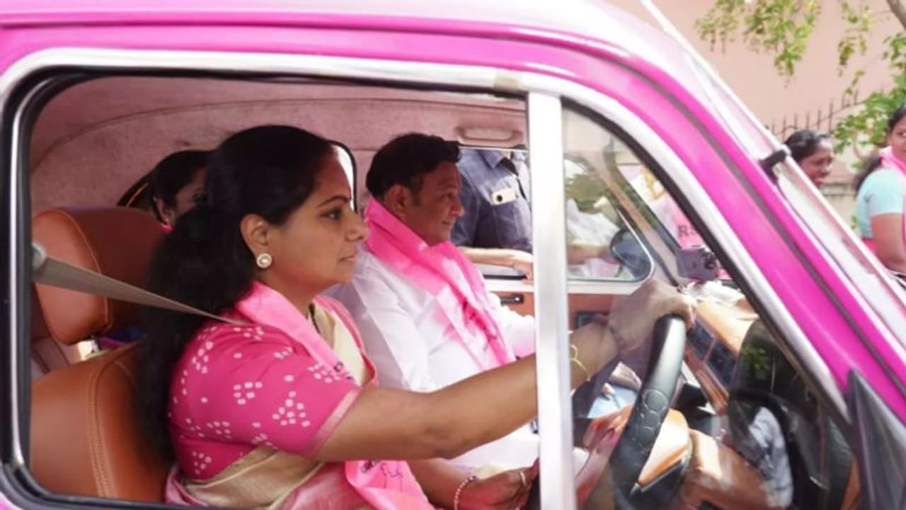 బీఆర్ఎస్ అభ్యర్ధి నామినేషన్.. ‘‘ గులాబీ ’’ అంబాసిడర్ నడిపిన కల్వకుంట్ల కవిత (వీడియో) బీఆర్ఎస్ అభ్యర్ధి నామినేషన్.. ‘‘ గులాబీ ’’ అంబాసిడర్ నడిపిన కల్వకుంట్ల కవిత (వీడియో)