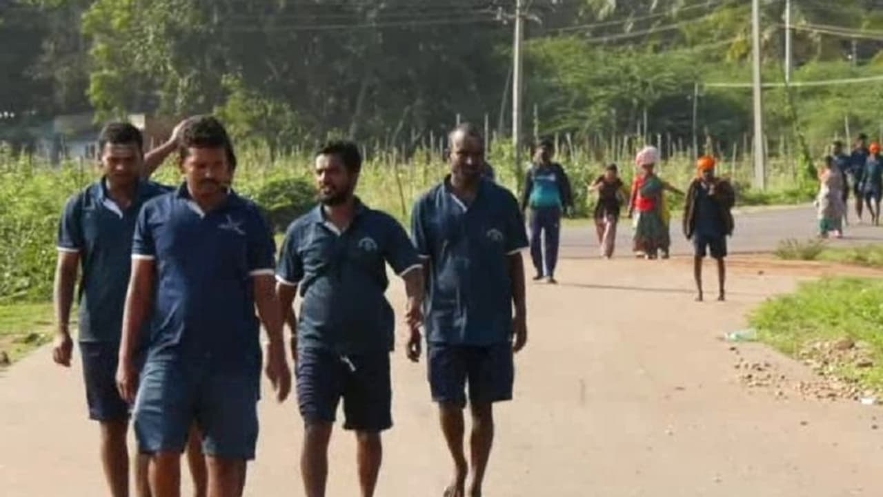 ಮಾದಪ್ಪನ ದೀಪಾವಳಿ ಜಾತ್ರೆ: ಮದ್ವೆಯಾಗೋಕೆ ಹೆಣ್ಣು ಸಿಕ್ಕಿಲ್ಲವೆಂದು ರೈತರ ಪಾದಯಾತ್ರೆ! ಮಾದಪ್ಪನ ದೀಪಾವಳಿ ಜಾತ್ರೆ: ಮದ್ವೆಯಾಗೋಕೆ ಹೆಣ್ಣು ಸಿಕ್ಕಿಲ್ಲವೆಂದು ರೈತರ ಪಾದಯಾತ್ರೆ!