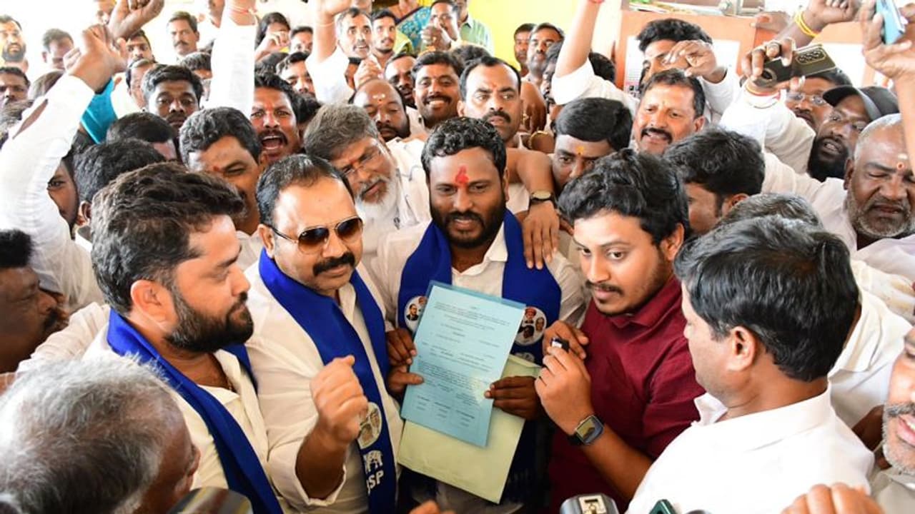 Neelam Madhu: బీఆర్ఎస్ టు కాంగ్రెస్ టు బీఎస్పీ.. పటాన్చెరులో ‘నీలం’ టికెట్పై బరిలో మధు Neelam Madhu: బీఆర్ఎస్ టు కాంగ్రెస్ టు బీఎస్పీ.. పటాన్చెరులో ‘నీలం’ టికెట్పై బరిలో మధు