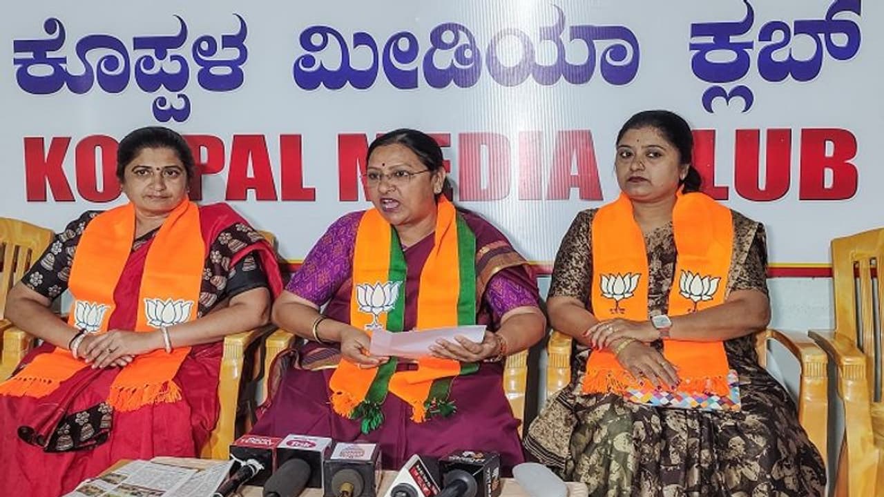 ಹಿಜಾಬ್ ಅವಕಾಶ ನೀಡುವ ಸರ್ಕಾರ, ಕಾಲುಂಗುರ, ತಾಳಿ ತೆಗೆಸಿದ್ಯಾಕೆ?: ಹೇಮಲತಾ ನಾಯಕ ಹಿಜಾಬ್ ಅವಕಾಶ ನೀಡುವ ಸರ್ಕಾರ, ಕಾಲುಂಗುರ, ತಾಳಿ ತೆಗೆಸಿದ್ಯಾಕೆ?: ಹೇಮಲತಾ ನಾಯಕ