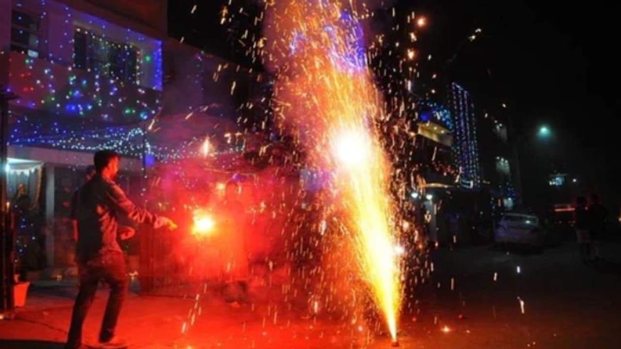 "நாம் டெல்லியை போல மாறிவிட வேண்டாம்".. பட்டாசு வெடிக்க புதிய கட்டுப்பாடு சுதாரித்துக்கொண்ட மும்பை மாநகரம்!