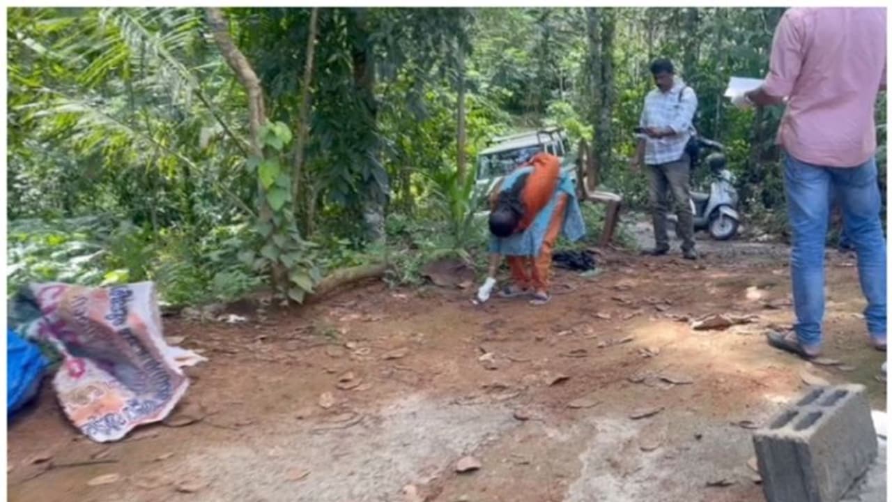 കോഴി വേസ്റ്റ് പറമ്പില് ഇട്ടതിനെച്ചൊല്ലി തര്ക്കം; അച്ഛനെയും മകനെയും വെട്ടിയ അയല്വാസി പിടിയില് കോഴി വേസ്റ്റ് പറമ്പില് ഇട്ടതിനെച്ചൊല്ലി തര്ക്കം; അച്ഛനെയും മകനെയും വെട്ടിയ അയല്വാസി പിടിയില്