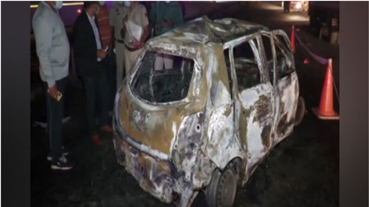 ഡിവൈഡറിൽ തട്ടി നിയന്ത്രണം വിട്ടു, കാറിലേക്കും പിക്കപ്പ് വാനിലേക്കും കയറി ടാങ്കർ, 4 മരണം