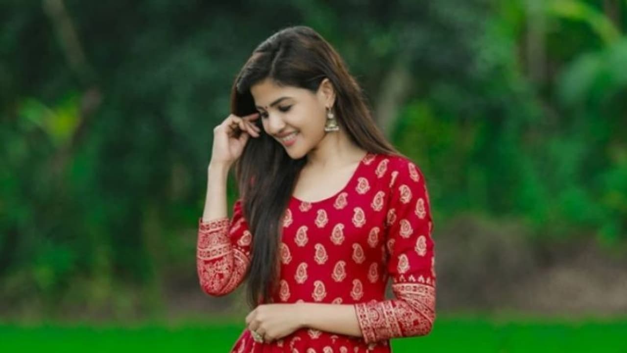 കാതോട് കാതോരത്തിലെ മീനുവാരാണ്? അറിയേണ്ടതെല്ലാം കാതോട് കാതോരത്തിലെ മീനുവാരാണ്? അറിയേണ്ടതെല്ലാം