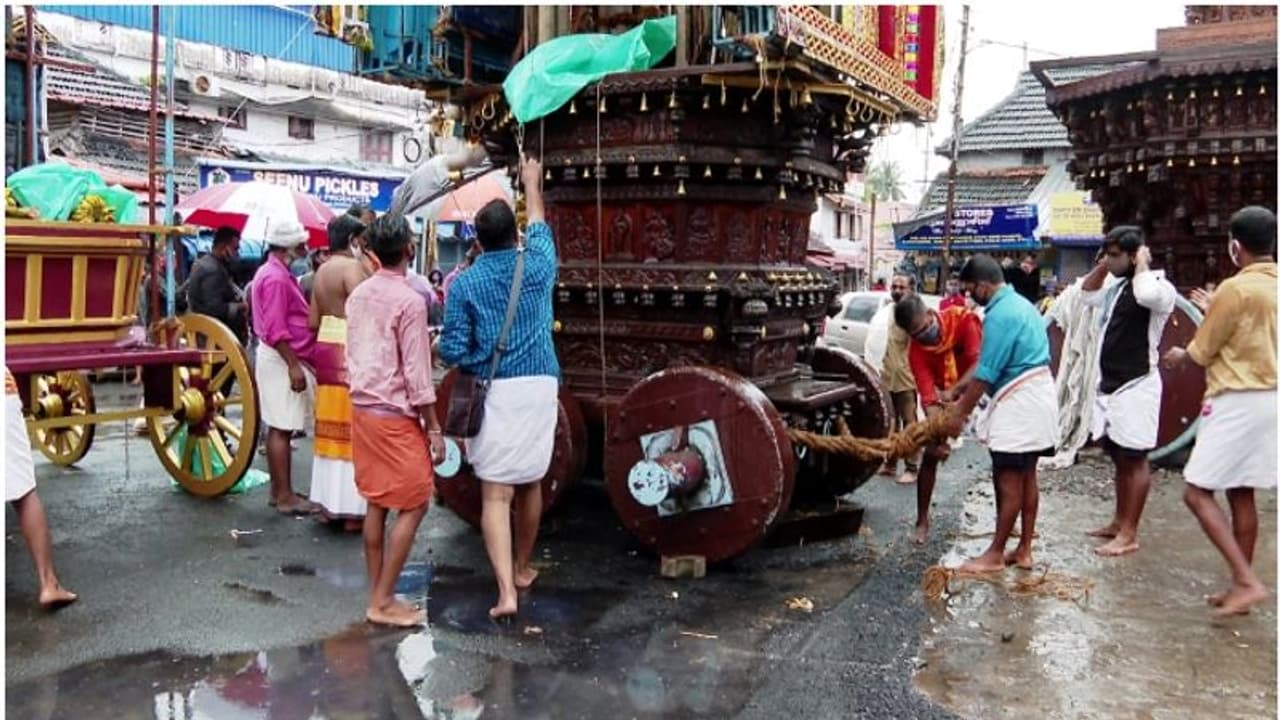 കൽപ്പാത്തി രഥോത്സവത്തില് രഥം തള്ളുന്നതിന് ആന വേണ്ട; നിര്ദേശവുമായി ജില്ലാതല മോണിറ്ററിങ് സമിതി കൽപ്പാത്തി രഥോത്സവത്തില് രഥം തള്ളുന്നതിന് ആന വേണ്ട; നിര്ദേശവുമായി ജില്ലാതല മോണിറ്ററിങ് സമിതി