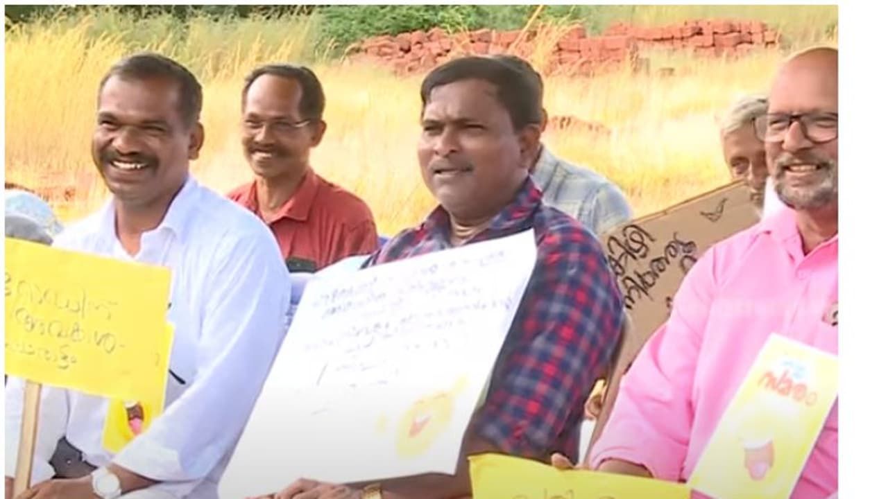 തകർന്ന റോഡ് നന്നാക്കാൻ ആവശ്യപ്പെട്ട് പ്രതിഷേധം സമരത്തിനെത്തിയവർ ചിരിച്ചുമറിഞ്ഞു, കണ്ടവർക്കും ചിരി കാരണമിത് തകർന്ന റോഡ് നന്നാക്കാൻ ആവശ്യപ്പെട്ട് പ്രതിഷേധം സമരത്തിനെത്തിയവർ ചിരിച്ചുമറിഞ്ഞു, കണ്ടവർക്കും ചിരി കാരണമിത്