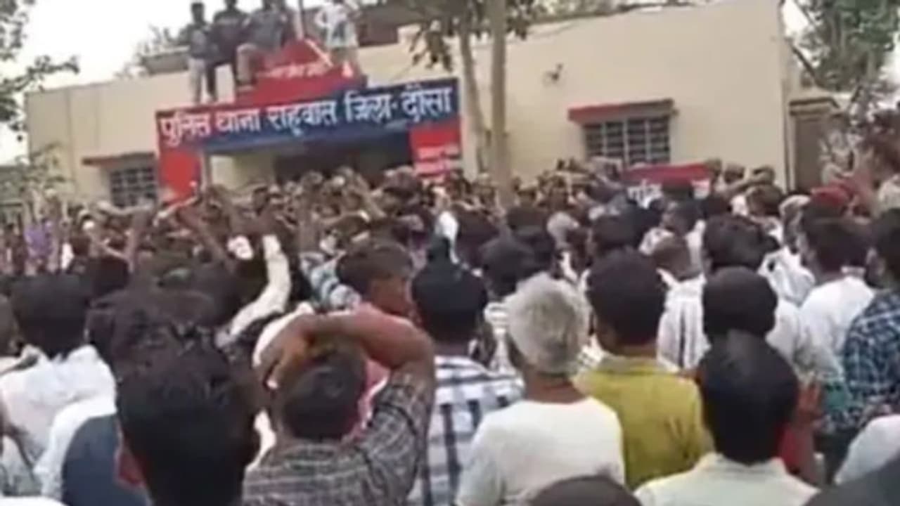 4 வயது சிறுமி.. அறைக்குள் இழுத்து சென்று பாலியல் பலாத்காரம்.. சப் இன்ஸ்பெக்டர் கைது கொதித்த பொதுமக்கள்! 4 வயது சிறுமி.. அறைக்குள் இழுத்து சென்று பாலியல் பலாத்காரம்.. சப் இன்ஸ்பெக்டர் கைது கொதித்த பொதுமக்கள்!