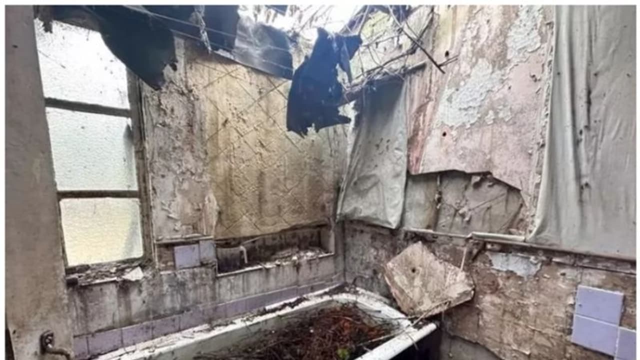 വില്പനയ്ക്ക് വച്ച വീടിന് വില 7 കോടി; ഒറ്റ പ്രശ്നം മാത്രം, മേല്ക്കൂര പാതിയും ചോരും ! വില്പനയ്ക്ക് വച്ച വീടിന് വില 7 കോടി; ഒറ്റ പ്രശ്നം മാത്രം, മേല്ക്കൂര പാതിയും ചോരും !