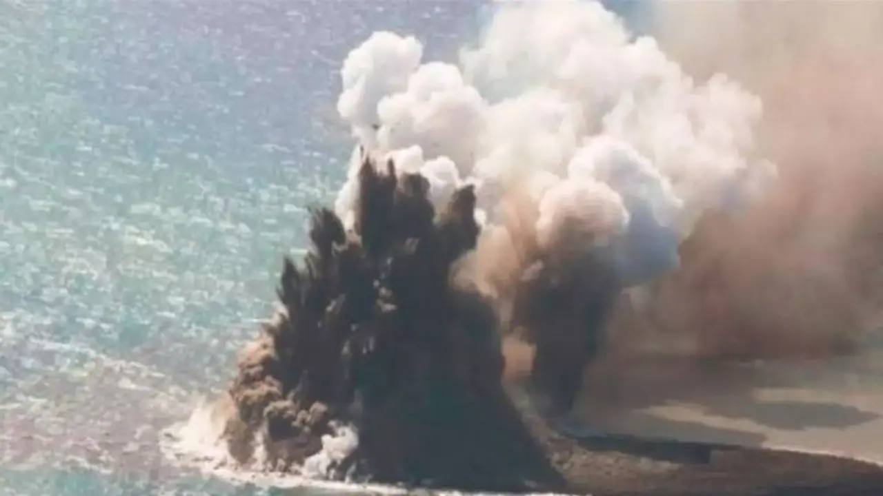 ಜ್ವಾಲಾಮುಖಿಯ ಸ್ಫೋಟದಿಂದ ನಿರ್ಮಾಣವಾಯ್ತು ಹೊಸ ದ್ವೀಪ: ನೈಸರ್ಗಿಕ ಪ್ರಕ್ರಿಯೆಯ ವೀಡಿಯೋ ವೈರಲ್