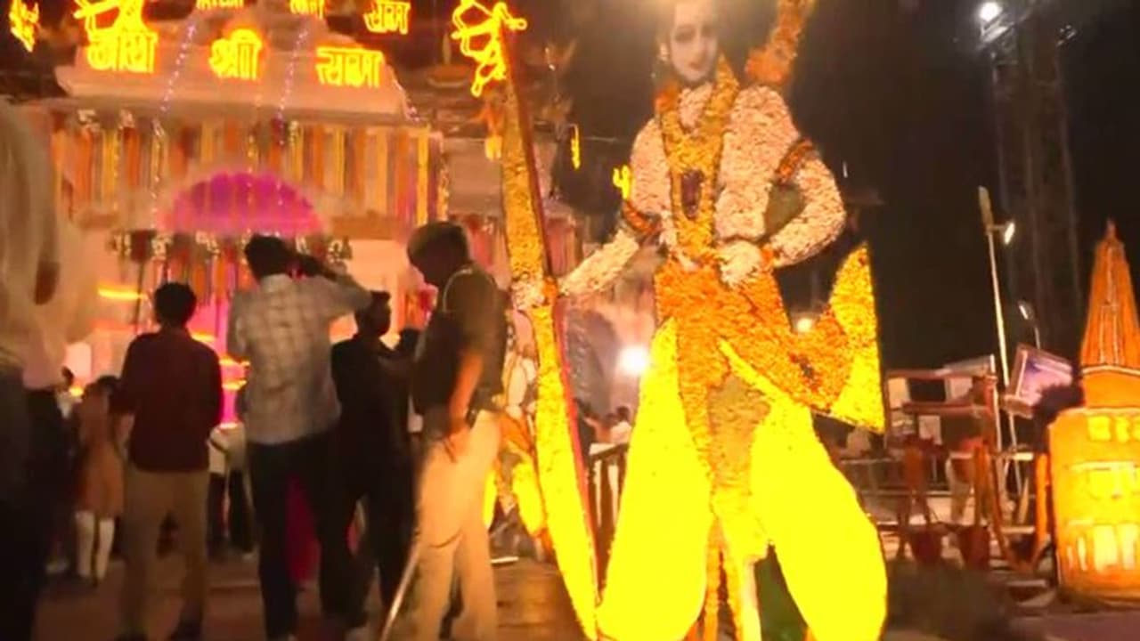 தீபாவளியை முன்னிட்டு ஒளிமயமாக மாறிய அயோத்தி ராமர் கோயில்! தீபாவளியை முன்னிட்டு ஒளிமயமாக மாறிய அயோத்தி ராமர் கோயில்!