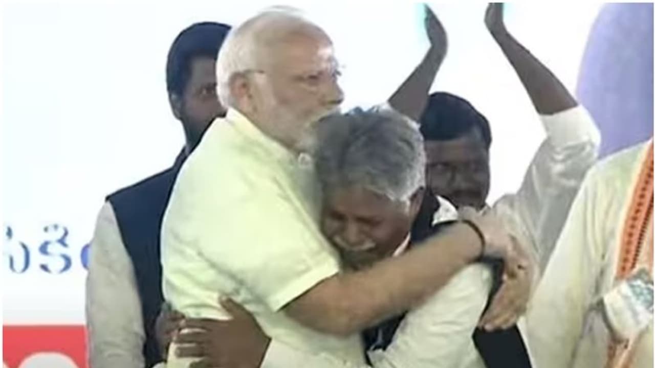 പൊതുവേദിയിൽ പ്രധാനമന്ത്രിയെ കെട്ടിപ്പിടിച്ച് കരഞ്ഞ് സംവരണ പോരാട്ടത്തിന്‍റെ നേതാവ്, വമ്പൻ പ്രഖ്യാപനവുമായി മോദി