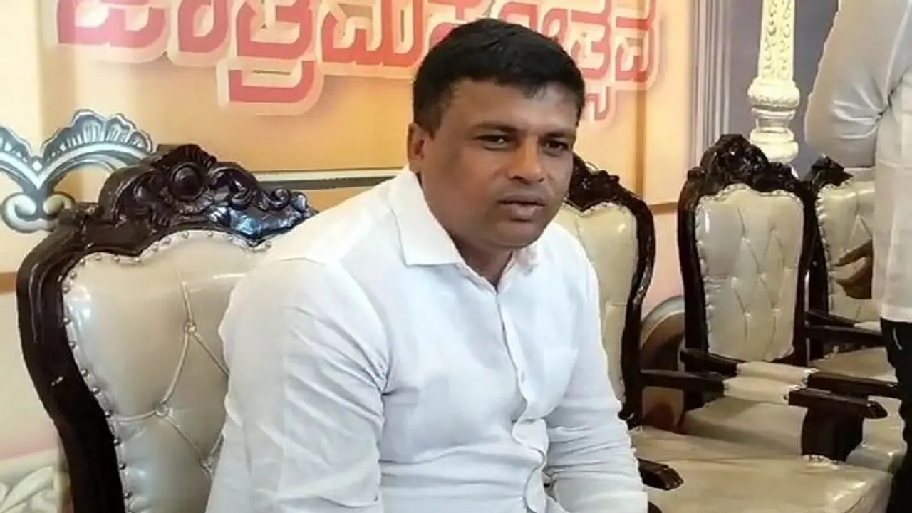 ಬಿಜೆಪಿಯಿಂದ 100 ಕೋಟಿ ರು. ಆಮಿಷ : ಕಾಂಗ್ರೆಸ್ ಶಾಸಕ ಬಾಂಬ್ ಬಿಜೆಪಿಯಿಂದ 100 ಕೋಟಿ ರು. ಆಮಿಷ : ಕಾಂಗ್ರೆಸ್ ಶಾಸಕ ಬಾಂಬ್