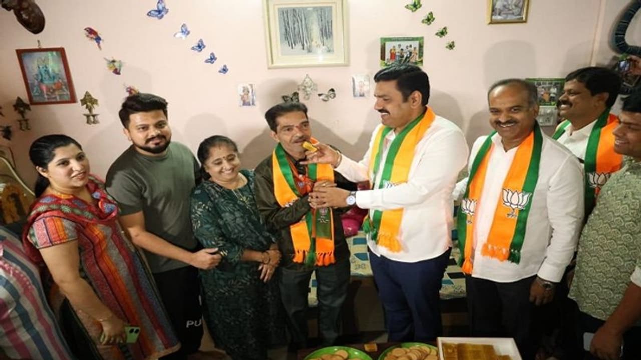 ರಾಜ್ಯಾಧ್ಯಕ್ಷರಾದ ಬೆನ್ನಲ್ಲೇ ಬಿಜೆಪಿ ಬೂತ್ ಅಧ್ಯಕ್ಷನ ಮನೆಗೆ ವಿಜಯೇಂದ್ರ..! ರಾಜ್ಯಾಧ್ಯಕ್ಷರಾದ ಬೆನ್ನಲ್ಲೇ ಬಿಜೆಪಿ ಬೂತ್ ಅಧ್ಯಕ್ಷನ ಮನೆಗೆ ವಿಜಯೇಂದ್ರ..!