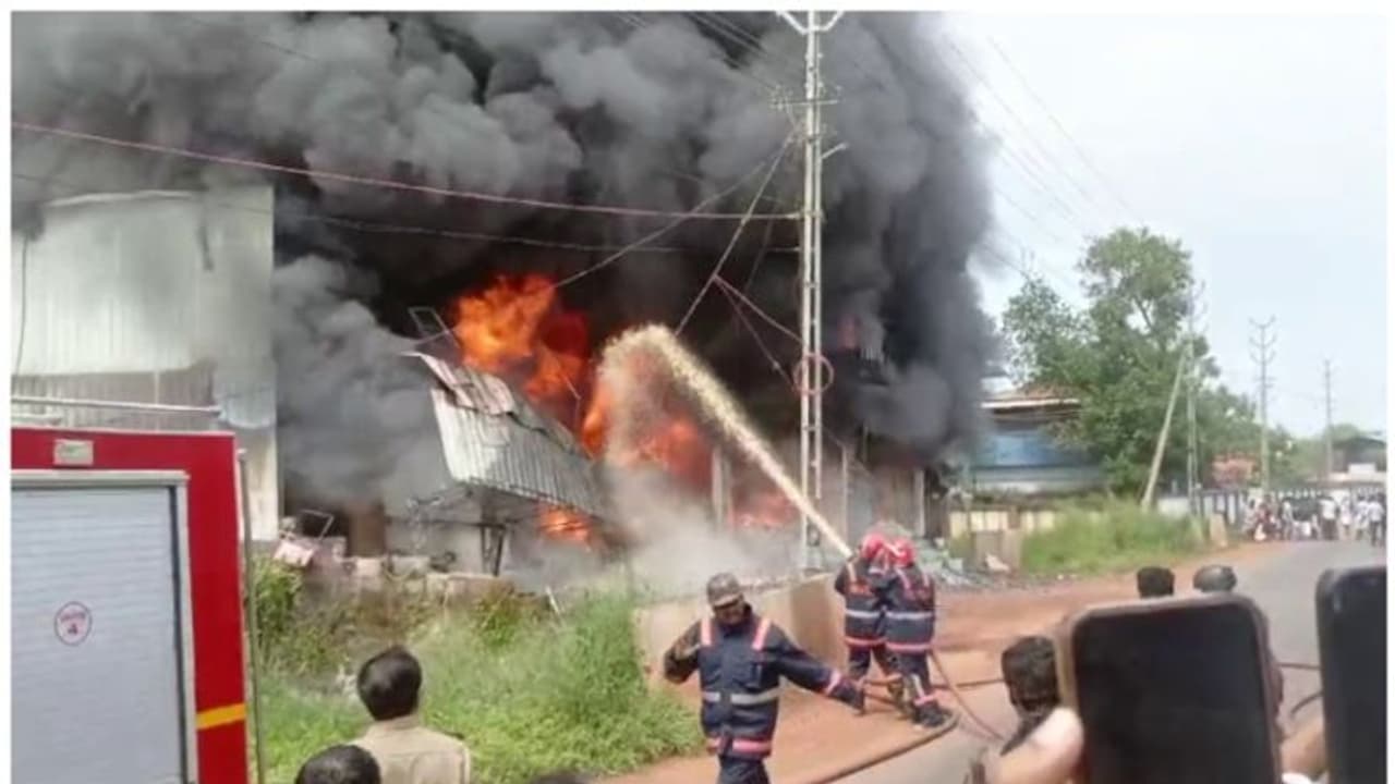 തീ പടരുന്നത് കണ്ട് കെട്ടിടത്തിൽ നിന്ന് താഴേക്ക് ചാടി; 4 പേർക്ക് പരിക്ക്, തീപിടുത്തമുണ്ടായത് പെയിന്റ് കടയിൽ തീ പടരുന്നത് കണ്ട് കെട്ടിടത്തിൽ നിന്ന് താഴേക്ക് ചാടി; 4 പേർക്ക് പരിക്ക്, തീപിടുത്തമുണ്ടായത് പെയിന്റ് കടയിൽ