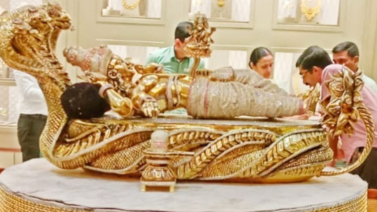 64 പേർ 16 മണിക്കൂർ ചെലവിട്ട് നിർമാണം; അനന്തപുരിയിൽ രത്നങ്ങളും മരതകവും പദ്മരാഗവും പതിച്ച അപൂർവ പത്മനാഭ വിഗ്രഹം!