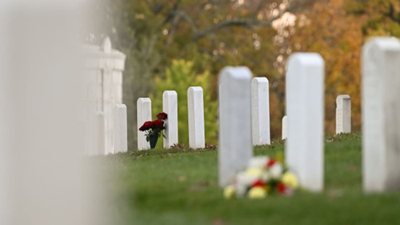 സൈനികർക്കായുള്ള സെമിത്തേരിക്കായി സ്ഥലം വിട്ടുനൽകി 73കാരന്, ഉദ്ഘാടനത്തിന് പിന്നാലെ ആദ്യം അടക്കിയത് സഹോദരനെ സൈനികർക്കായുള്ള സെമിത്തേരിക്കായി സ്ഥലം വിട്ടുനൽകി 73കാരന്, ഉദ്ഘാടനത്തിന് പിന്നാലെ ആദ്യം അടക്കിയത് സഹോദരനെ