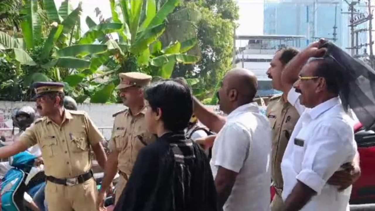 കോട്ടയത്തും കൊച്ചിയിലും മുഖ്യമന്ത്രിയെ കരിങ്കൊടി കാണിക്കാന്‍ ശ്രമം; കോണ്‍ഗ്രസ് പ്രവര്‍ത്തകര്‍ അറസ്റ്റില്‍