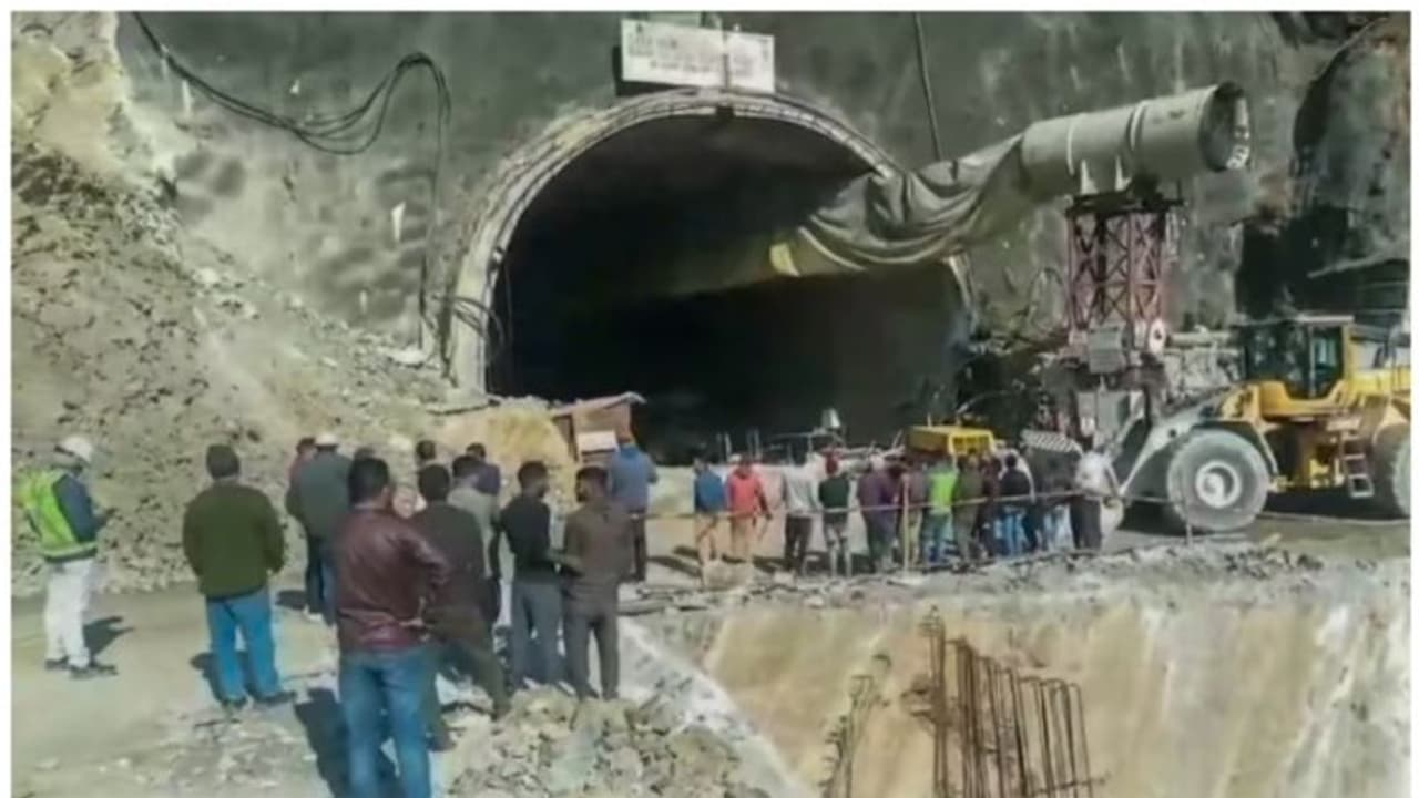 നിര്‍മാണത്തിനിടെ തുരങ്കം ഇടിഞ്ഞുവീണ് 36 തൊഴിലാളികള്‍ കുടുങ്ങി; രക്ഷാപ്രവര്‍ത്തനം തുടരുന്നു
