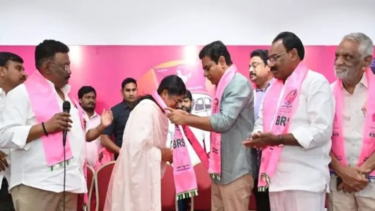 కాంగ్రెస్కు పాల్వాయి స్రవంతి షాక్: రాజీనామా, బీఆర్ఎస్ లో చేరిక కాంగ్రెస్కు పాల్వాయి స్రవంతి షాక్: రాజీనామా, బీఆర్ఎస్ లో చేరిక