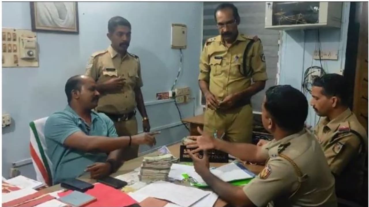 സ്കൂട്ടറിൽ കടത്താന്‍ ശ്രമിച്ചത് ലക്ഷങ്ങളുടെ കുഴൽപ്പണം; വാഹനപരിശോധനക്കിടെ പിടിവീണു; യുവാവ് അറസ്റ്റിൽ