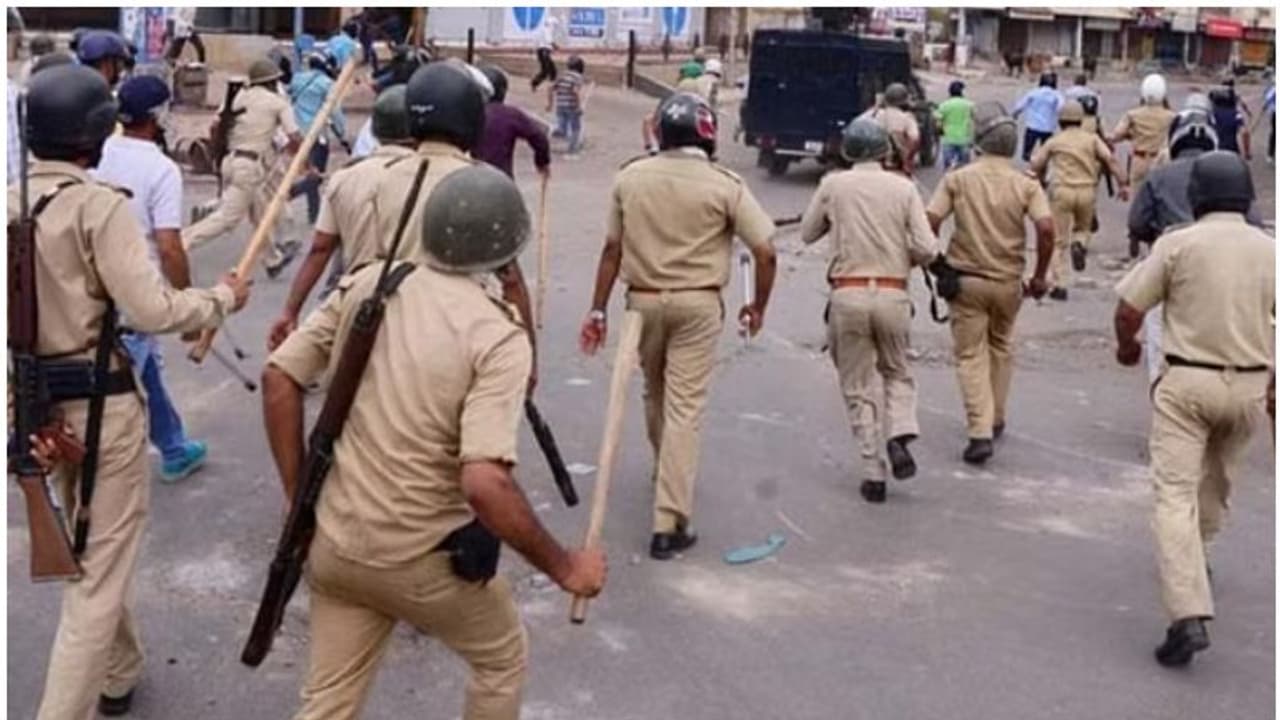 മുഖ്യമന്ത്രിയുടെ ഓഫീസ് സ്റ്റാഫ് ചമഞ്ഞ് മോഡലിനോട് കൊടും ക്രൂരത; കോടതി വളപ്പിൽ പൊലീസിനെ പറ്റിച്ച് രക്ഷപ്പെട്ടു മുഖ്യമന്ത്രിയുടെ ഓഫീസ് സ്റ്റാഫ് ചമഞ്ഞ് മോഡലിനോട് കൊടും ക്രൂരത; കോടതി വളപ്പിൽ പൊലീസിനെ പറ്റിച്ച് രക്ഷപ്പെട്ടു